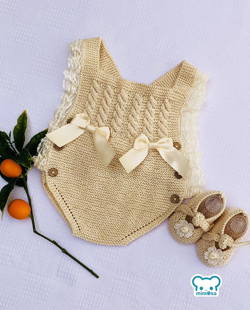 Pelele de punto beige con encaje